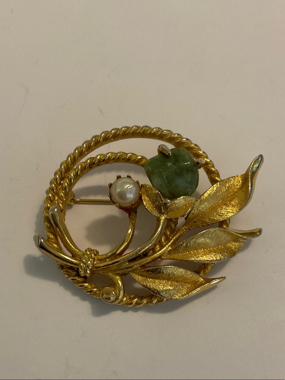Vintage Sarah Coventry jade & pearl brooch